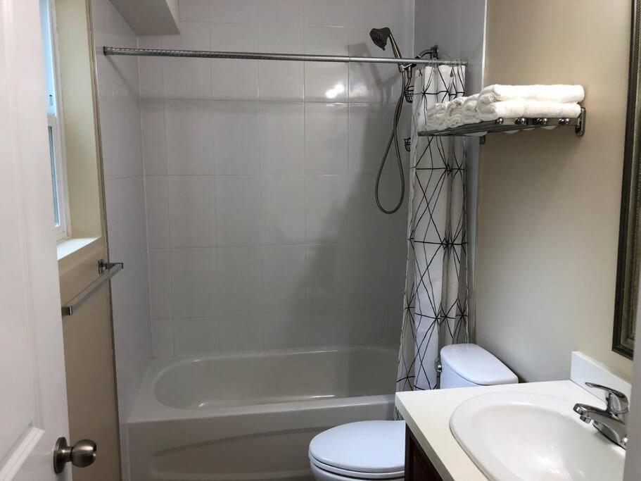 Modern Private Suite Close To Everything バンクーバー エクステリア 写真