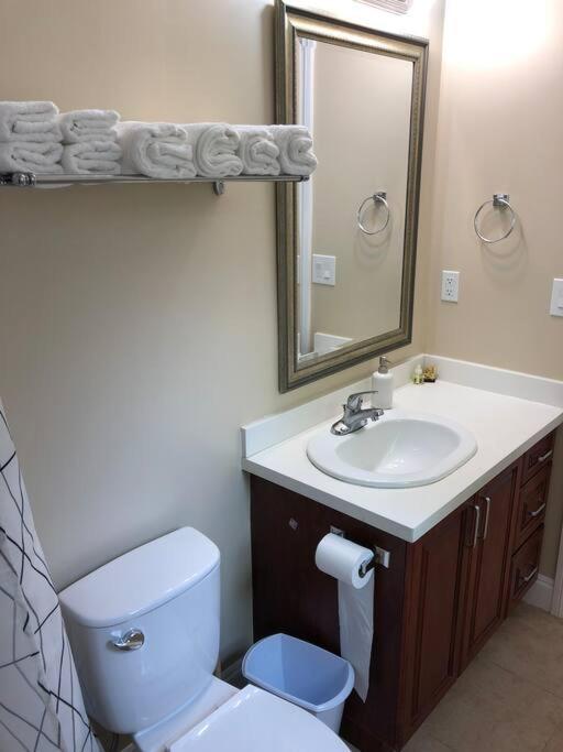 Modern Private Suite Close To Everything バンクーバー エクステリア 写真